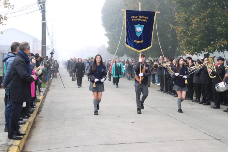 Desfile escolar en conmemoración de las glorias navales